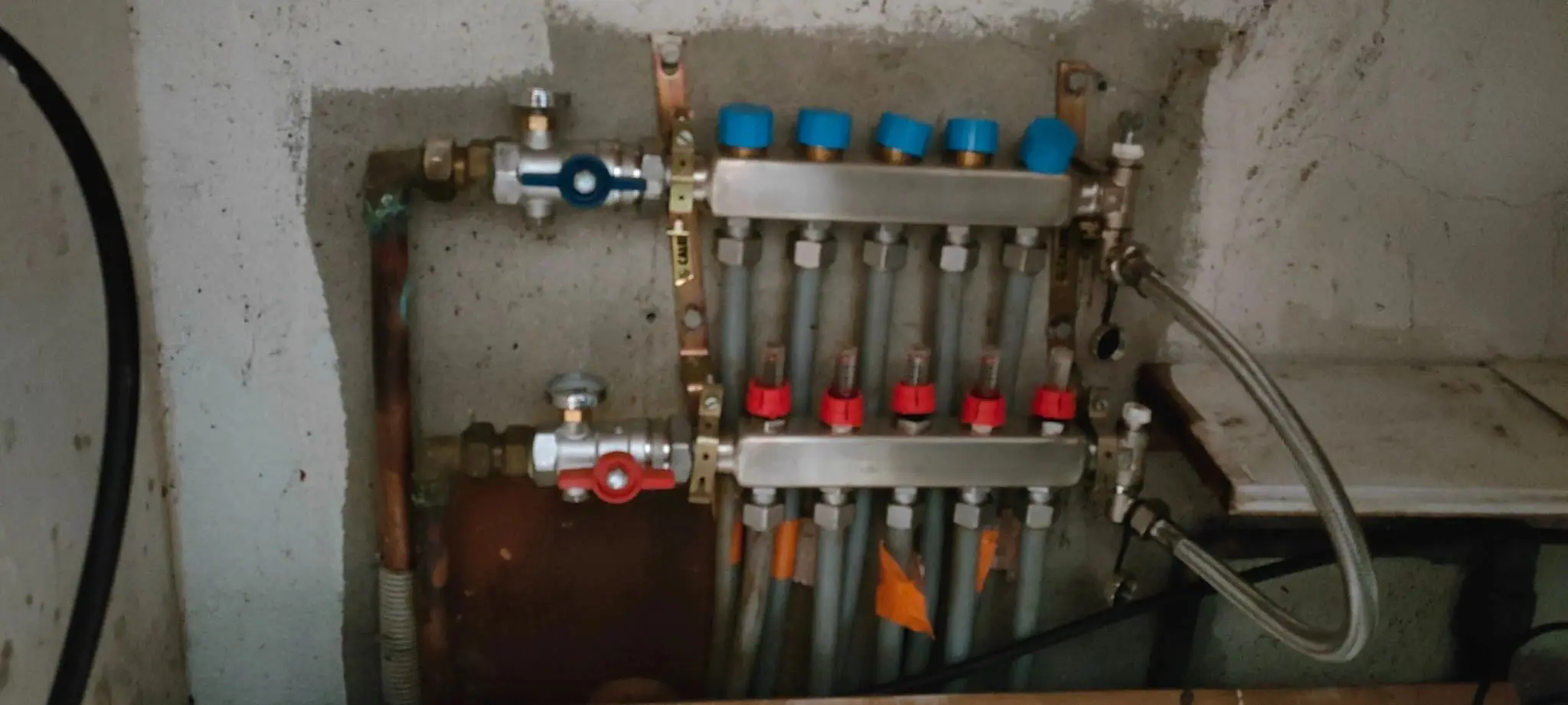 Nourricier plancher chauffant – débitmètres à zéro, têtes thermostatiques sur tous les circuits