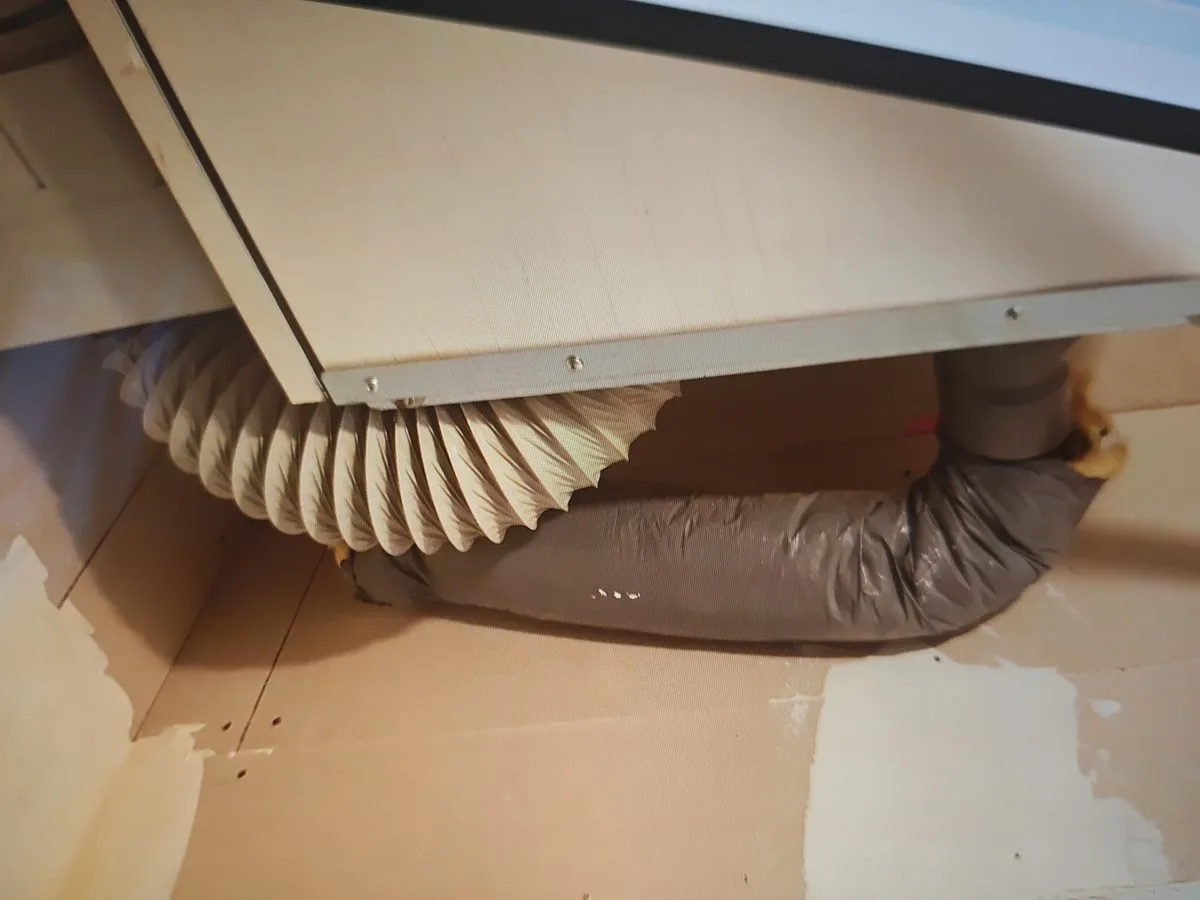 Gaine VMC écrasée en angle — coude retenant l'humidité