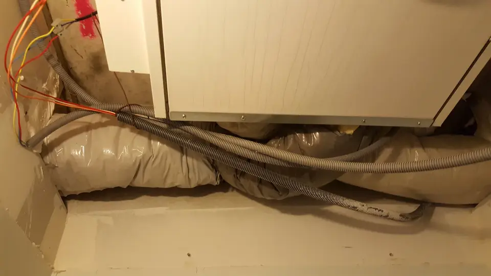 Réseau VMC en comble avec gaines écrasées et raccords non conformes — mission sapiteur assurance décennale Loire 42