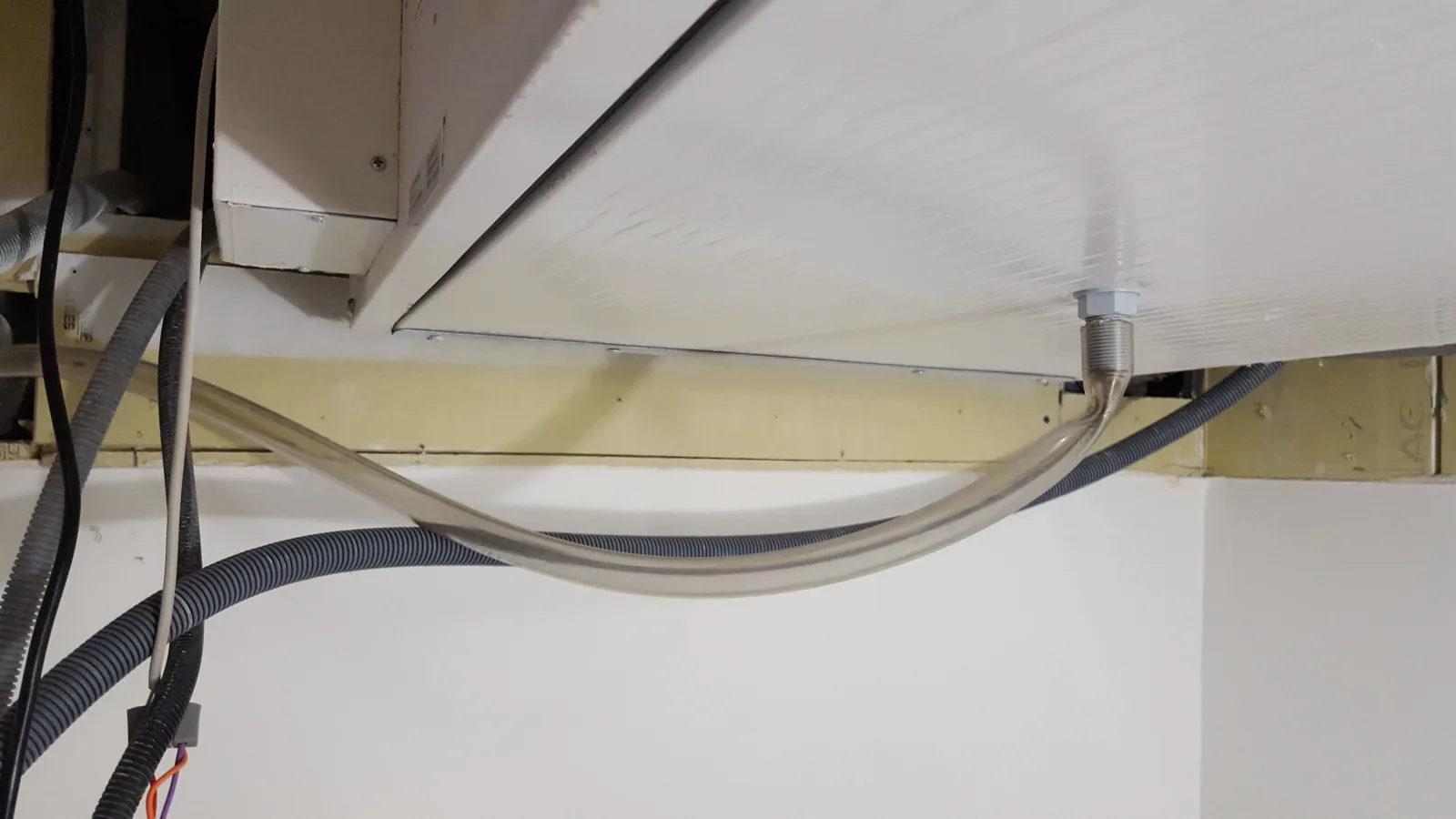 Photo 2 — Réseau VMC en comble avec gaines écrasées et raccords non conformes — mission sapiteur assurance décennale Loire 42