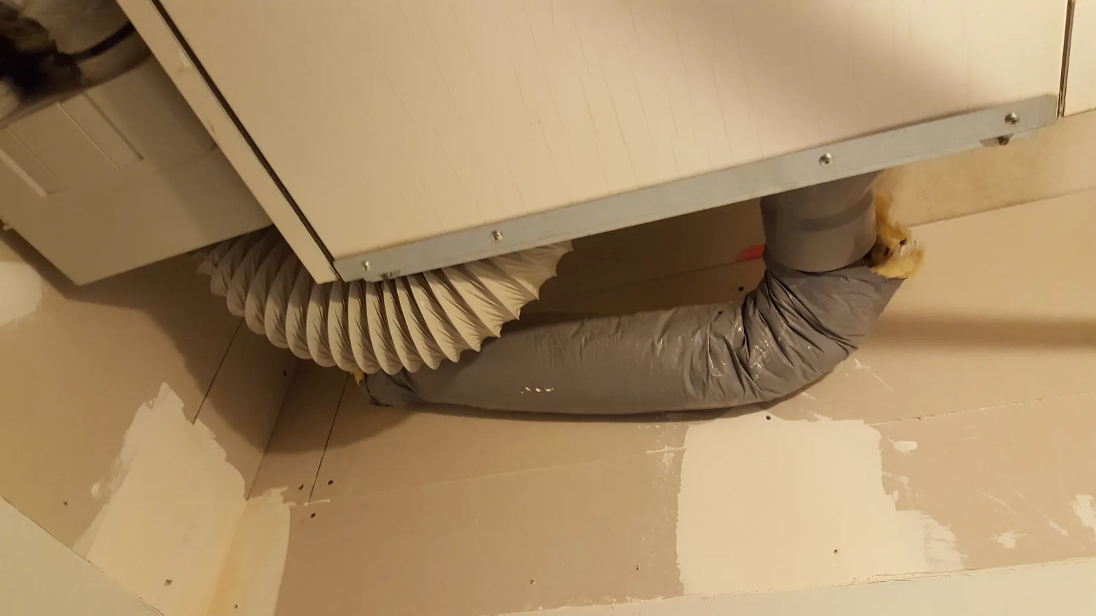 Photo 3 — Réseau VMC en comble avec gaines écrasées et raccords non conformes — mission sapiteur assurance décennale Loire 42